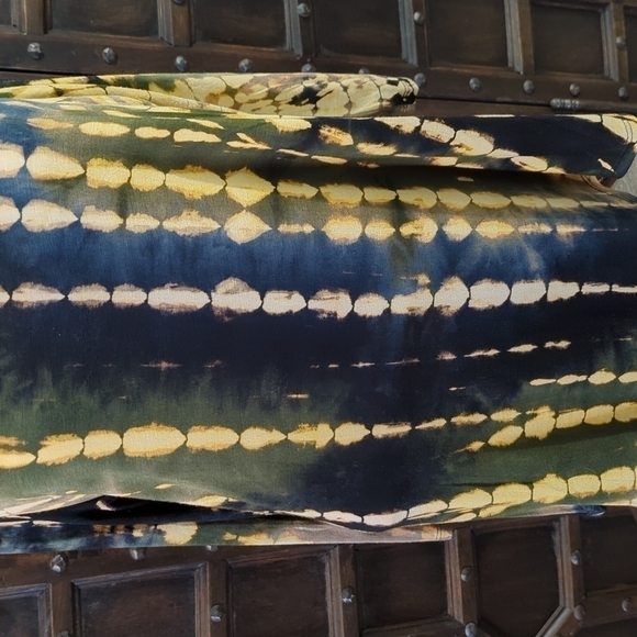 𝅺SZ M gorgeous tie-dye colors, long sleeve super soft with lace panel on back - Picture 3 of 7